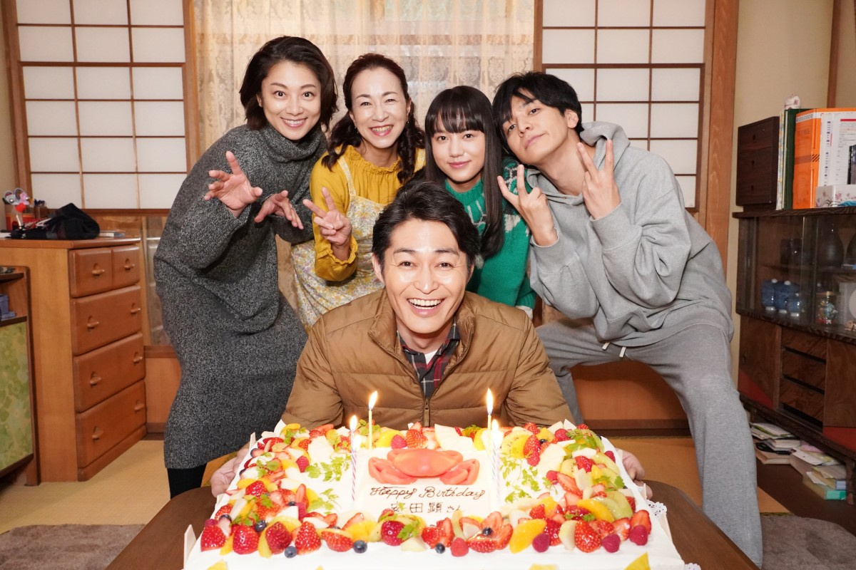 安田顕 サプライズバースデーは 蟹ケーキ でお祝い Oricon News