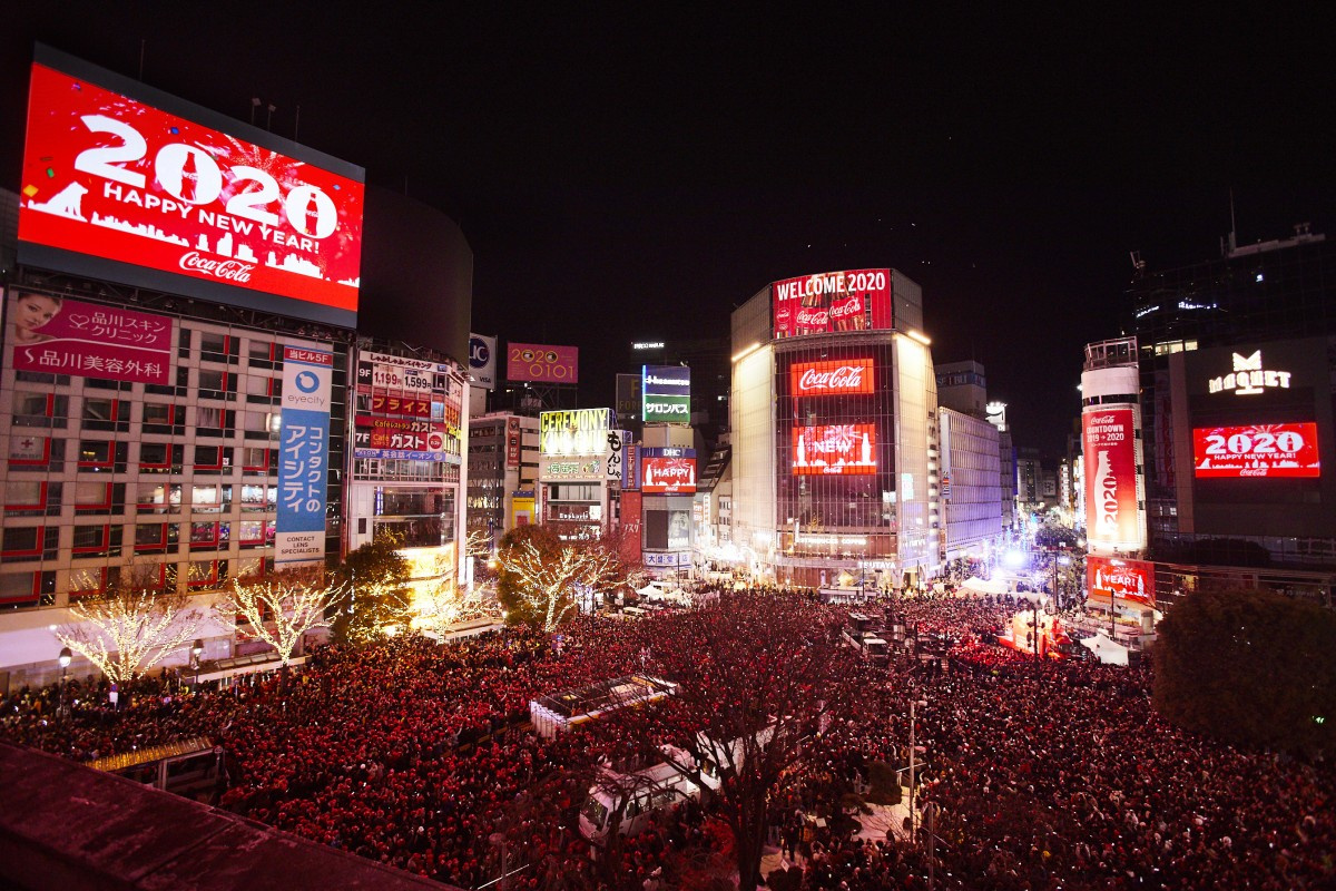 渋谷駅周辺の 令和初 カウントダウンに10万人以上が参加 Hikakin はじめしゃちょーらも登場 Oricon News