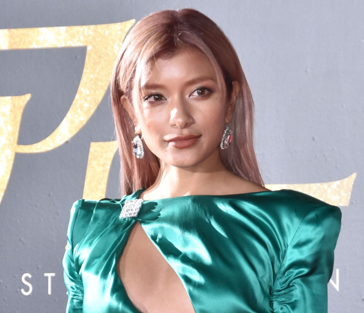 ローラ 衣服がはだけたベッドショット 美脚 美背中披露で 大人の色気 Oricon News