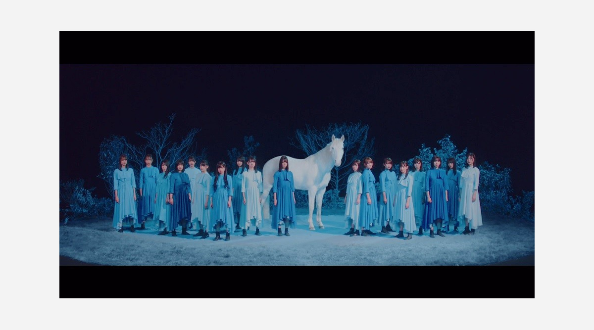 日向坂46 青春の馬 Mvでセンター小坂 復帰の濱岸がペアダンス 美しい白馬も登場 Oricon News