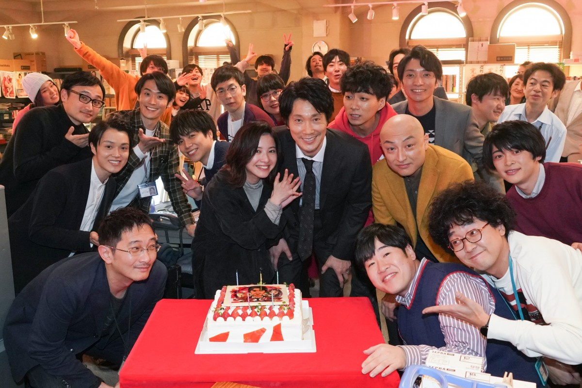 佐々木蔵之介 編集長 連ドラでサプライズ誕生日 吉高由里子らが祝福 Oricon News 佐々木蔵之介 編集長 連ドラでサプライズ誕生日 吉高由里子らが祝福 Oricon News