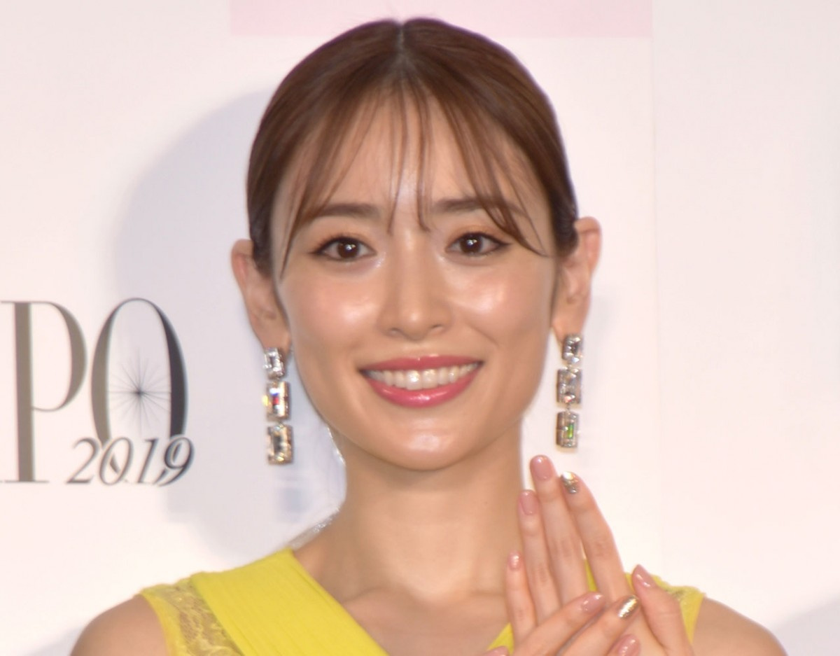 泉里香 胸元ざっくりショット披露 神々しい 好きだなぁ Oricon News