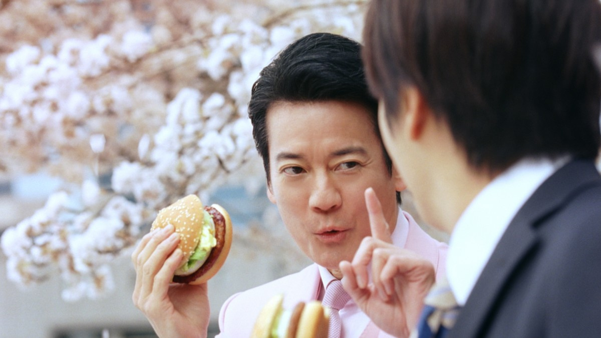 唐沢寿明がマック新cmで全身ピンクの 天使 に てりたま 食べて未来を予言 Oricon News 唐沢寿明がマック新cmで全身ピンクの 天使 に てりたま 食べて未来を予言 Oricon News