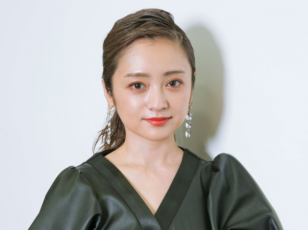 安達祐実 眉なし 風ピンクヘアで美脚披露 インパクト凄すぎる 見いってしまいました Oricon News