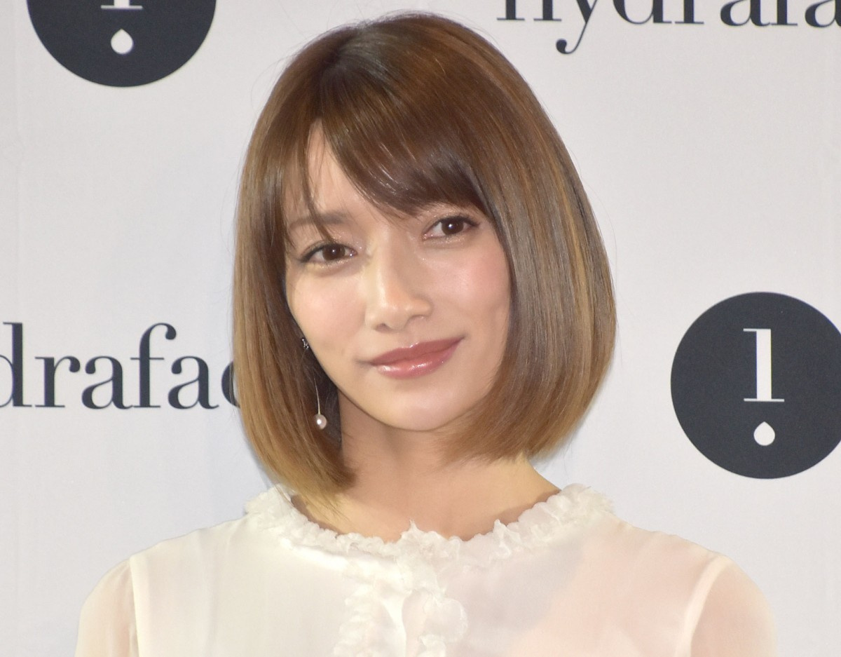 後藤真希 ショーパン姿で白く輝く美脚を披露 ま まぶしい 妖艶てやつ Oricon News