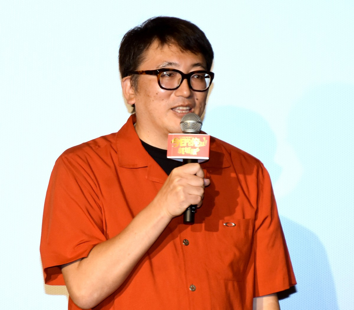 福田雄一監督 得意なはずの舞台あいさつでド緊張 嫁と子どもが見てるんです 平穏な撮影にボヤき Oricon News 福田雄一監督 得意なはずの舞台あいさつでド緊張 嫁と子どもが見てるんです 平穏な撮影にボヤき Oricon News