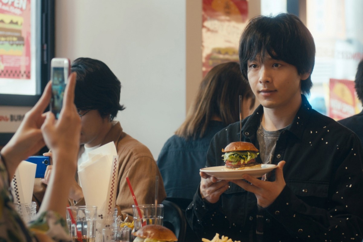 中村倫也 ハンバーガー手に取り写真撮影 映画 人数の町 お食事場面が解禁 Oricon News