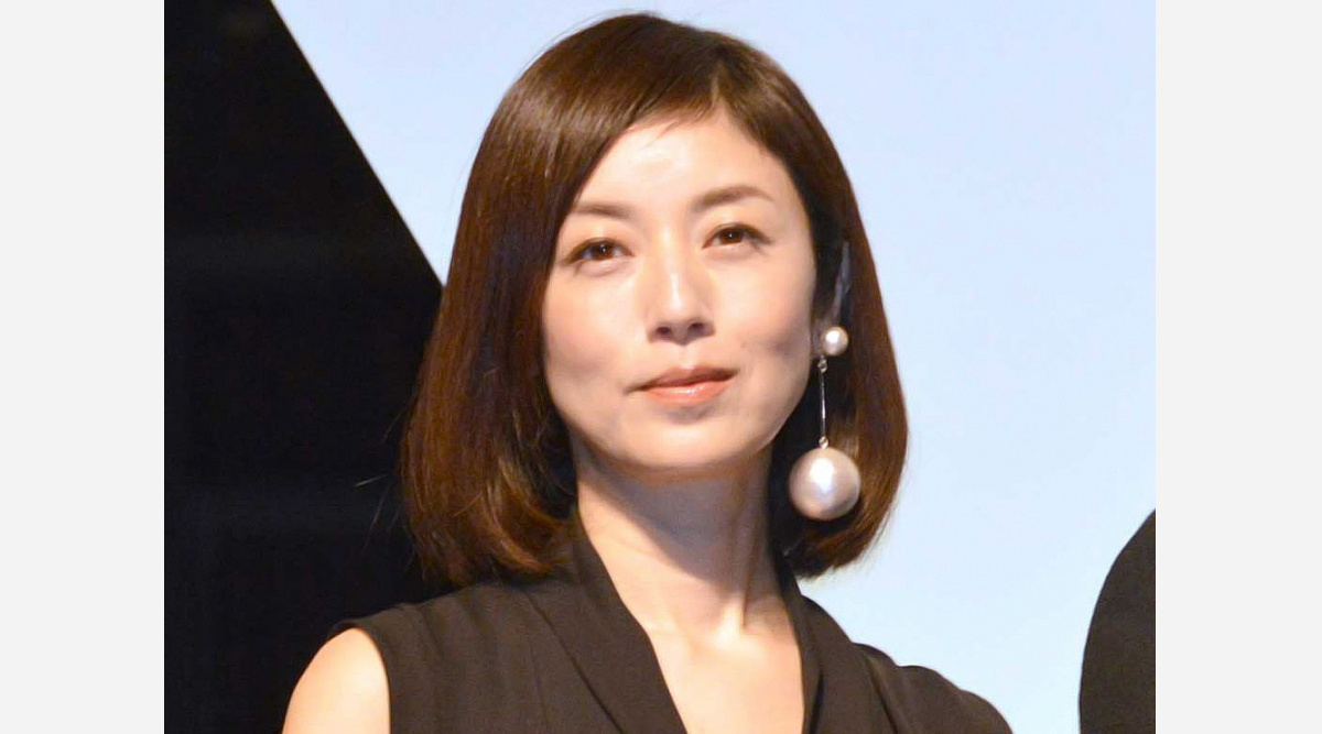 高岡早紀 大胆胸元のセルフヘアカラーショット 胸元もお顔も美しい 自分でするの意外です Oricon News
