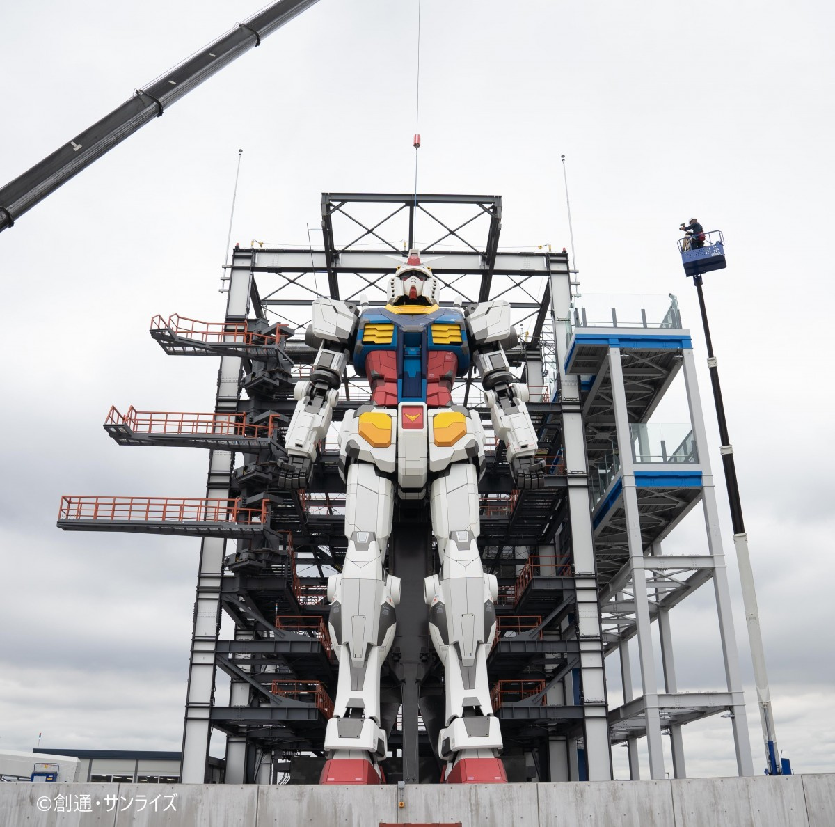 実物大 18メートルの動くガンダム 頭部パーツを取り付け ラストシューティングをイメージのポージングも Oricon News 実物大 18メートルの動くガンダム 頭部パーツを取り付け ラストシューティングをイメージのポージングも Oricon News