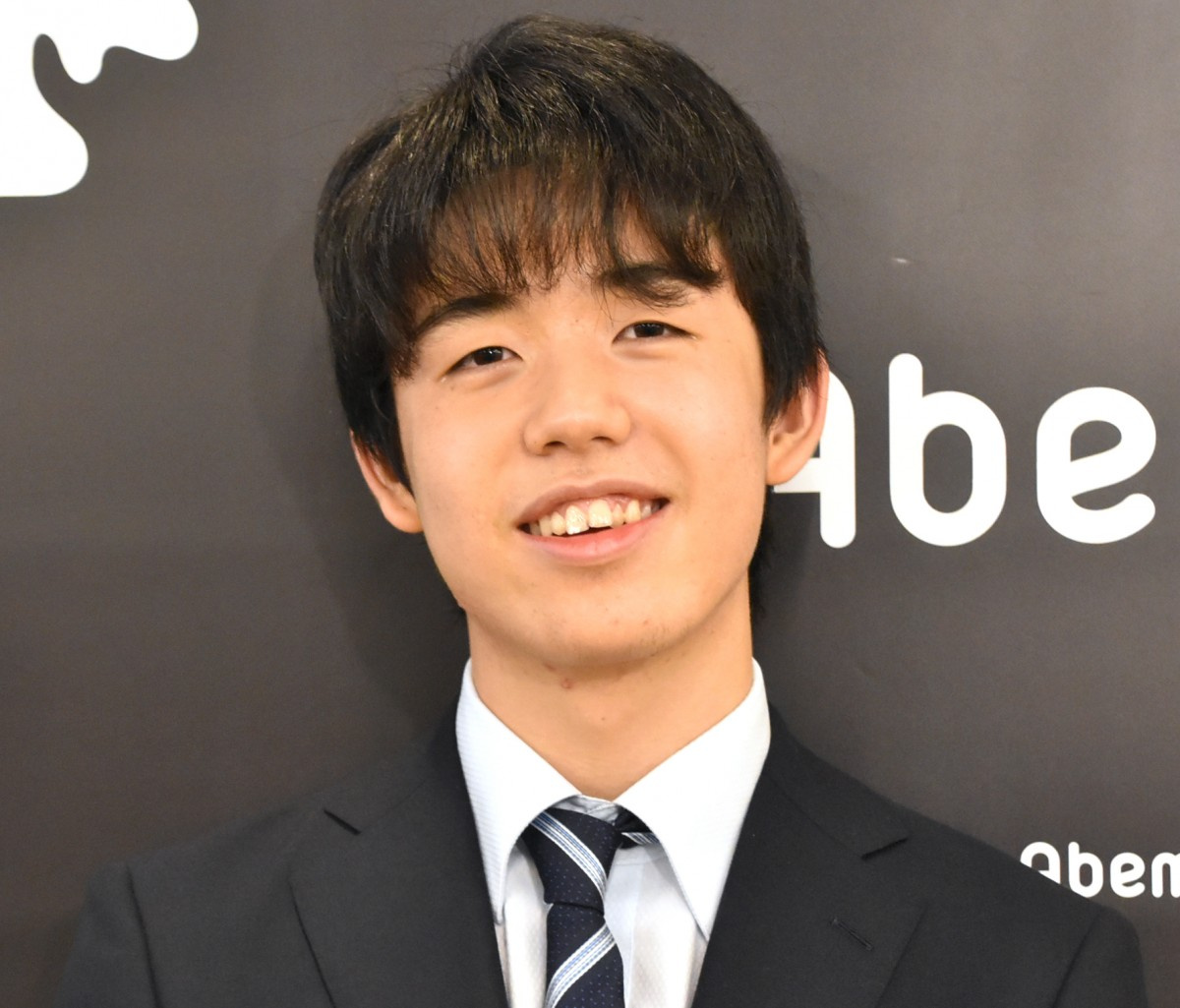 藤井聡太棋聖の快挙を りゅうおうのおしごと 作者も称賛 現実がラノベ作家に過酷すぎる Oricon News