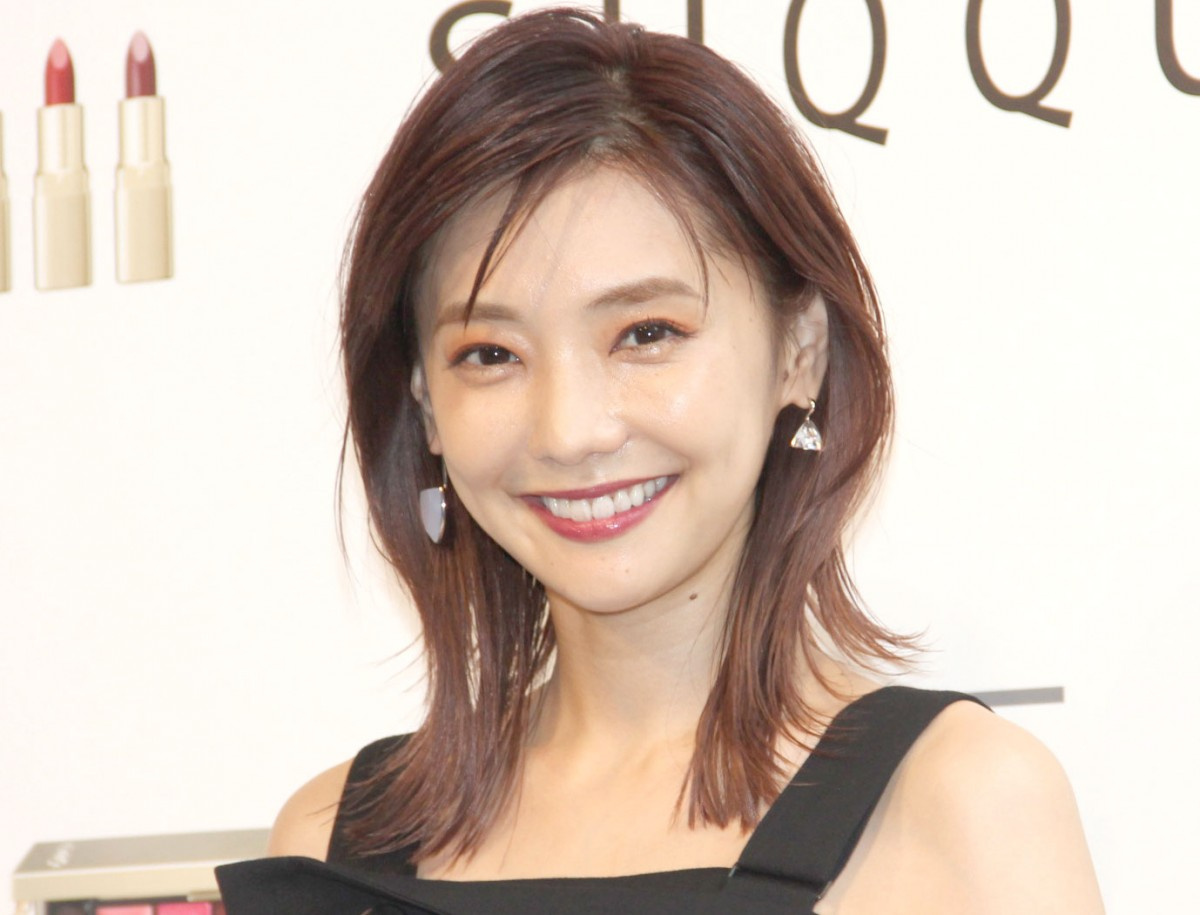 倉科カナ 胸元チラリなショートヘア姿 髪の毛を 40センチ カットで大胆イメチェン Oricon News