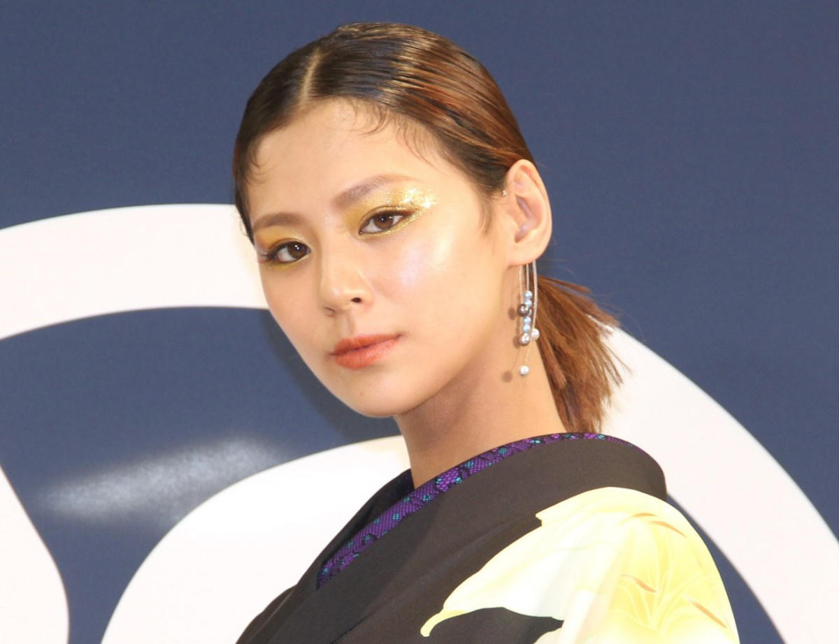 西内まりや 大胆スリットの美脚ショット いったい何頭身 スタイルヤバい Oricon News