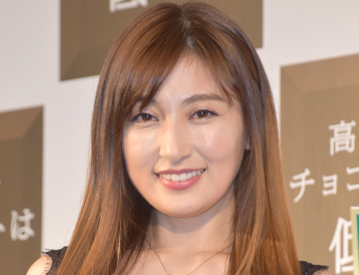 熊田曜子 胸元チラリな大胆ドレス姿 美ボディ最高 日に日に若くなっていますね Oricon News