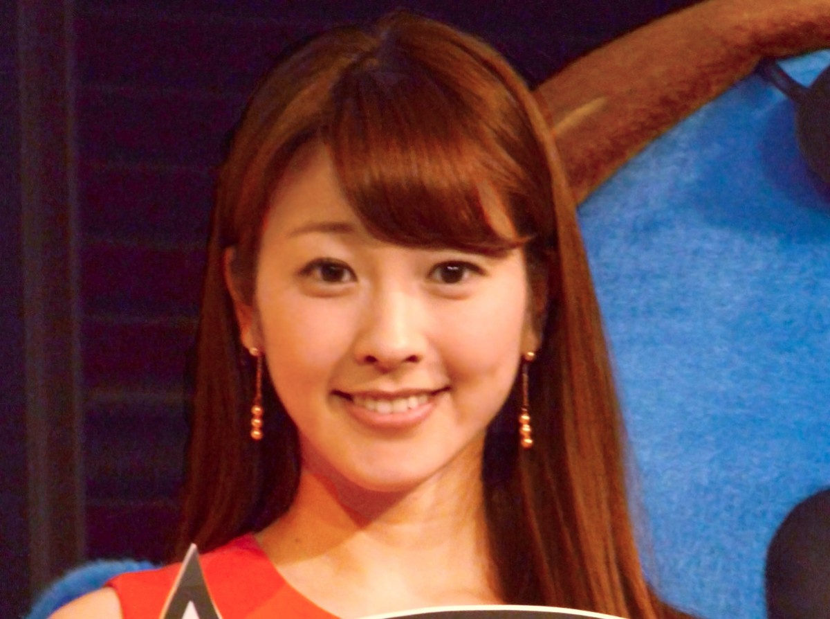 三上真奈アナ キャミ姿で 指ハート アイドル並にかわいい 三上さんにキュンです Oricon News
