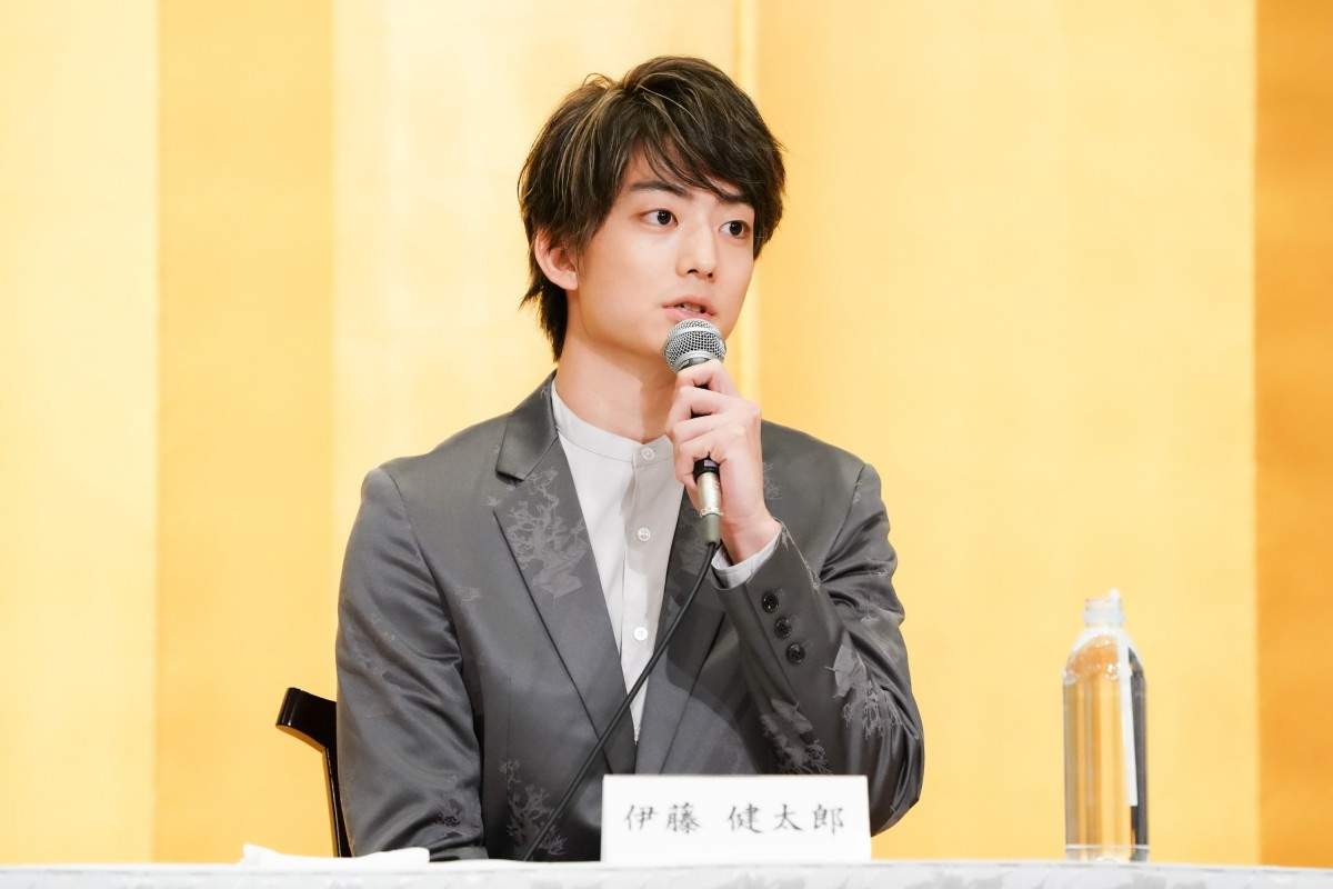 伊藤健太郎 ほぼ裸 のポスタービジュアル掲載に照れ ぜひ やめていただきたい Oricon News 伊藤健太郎 ほぼ裸 のポスタービジュアル掲載に照れ ぜひ やめていただきたい Oricon News