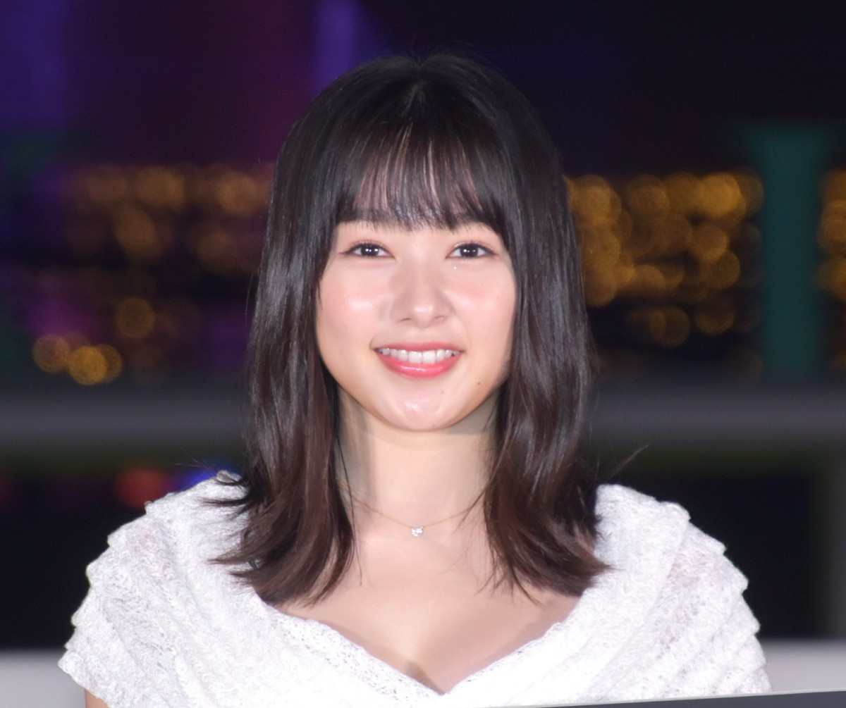 桜井日奈子 胸元ざっくりドレスに照れ スリルがありました シンデレラ風衣装でご満悦 Oricon News