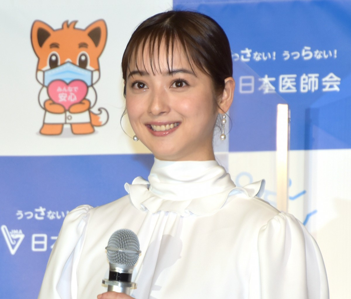 佐々木希 渡部建の不倫発覚後初の公の場 真っ白コーデで笑顔見せる Oricon News