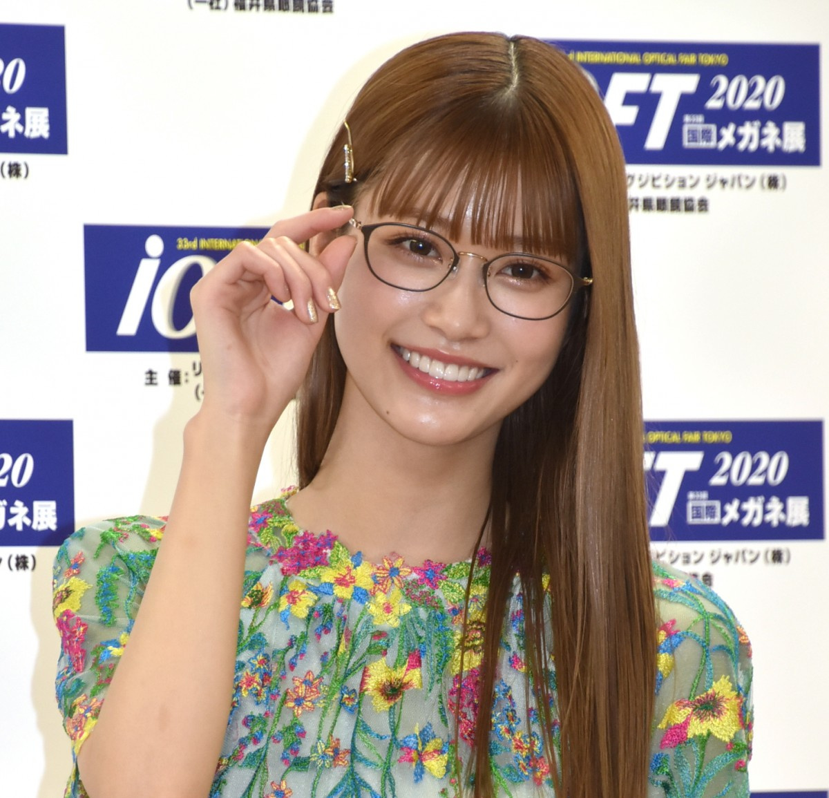 めるる 生見愛瑠 メガネベストドレッサーに感激 こんなに重いトロフィーは初めて Oricon News めるる 生見愛瑠 メガネベストドレッサーに感激 こんなに重いトロフィーは初めて Oricon News