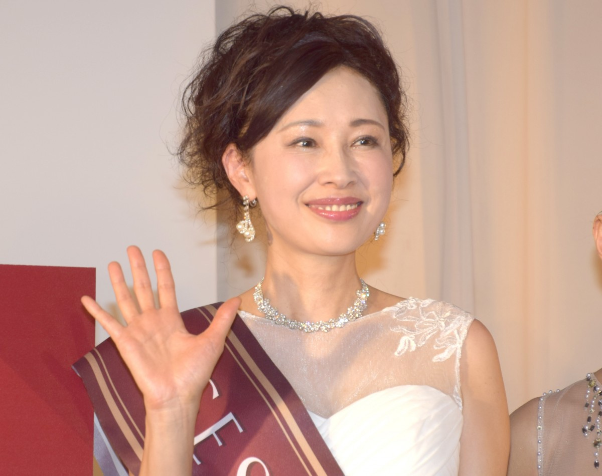 美しい夫人 日本一に津村智子さん 59歳とは思えない美貌にデヴィ夫人驚がく Oricon News