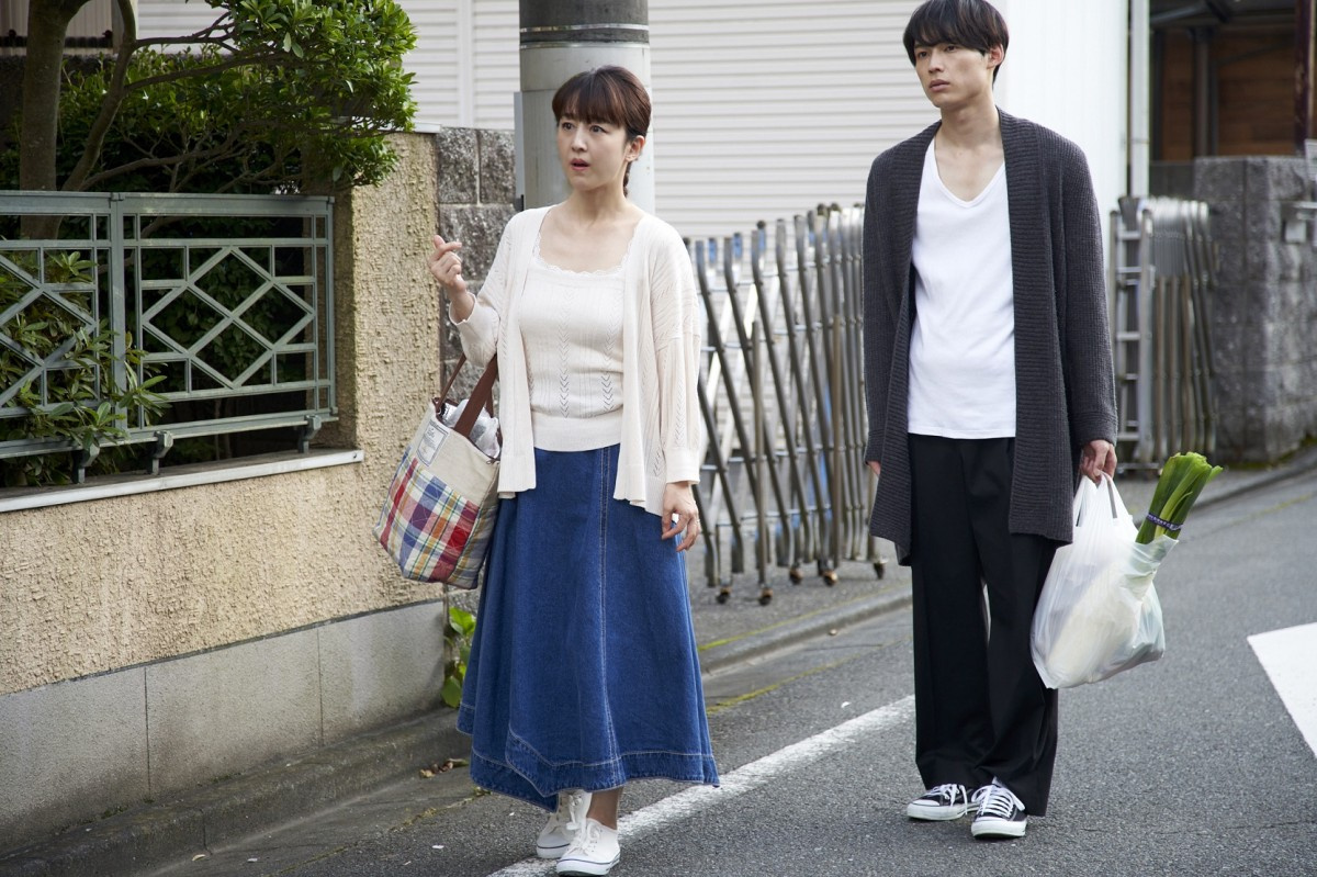 Sixtones松村北斗 母役 相田翔子との2ショット解禁 令和と昭和のアイドルが共演 Oricon News Sixtones松村北斗 母役 相田翔子との2ショット解禁 令和と昭和のアイドルが共演 Oricon News
