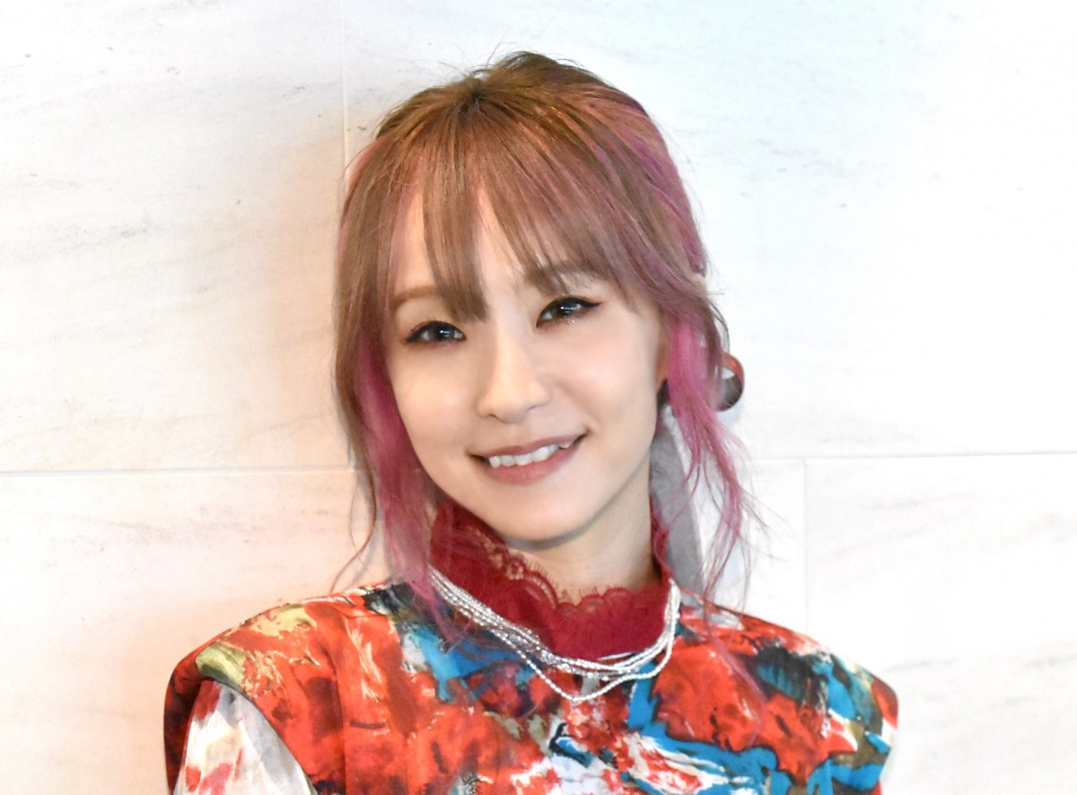 Lisa 紫髪にイメチェン おでこ出し ショットで報告 似合う おでこがかわいい Oricon News