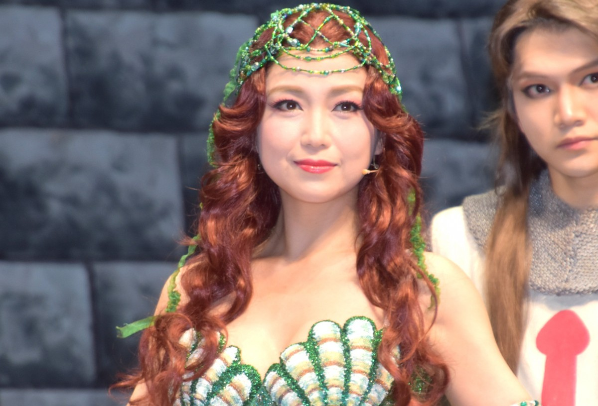 新妻聖子 艶やか大胆ドレスで湖の貴婦人役 豪華な衣装を作ってくださった Oricon News 新妻聖子 艶やか大胆ドレスで湖の貴婦人役 豪華な衣装を作ってくださった Oricon News