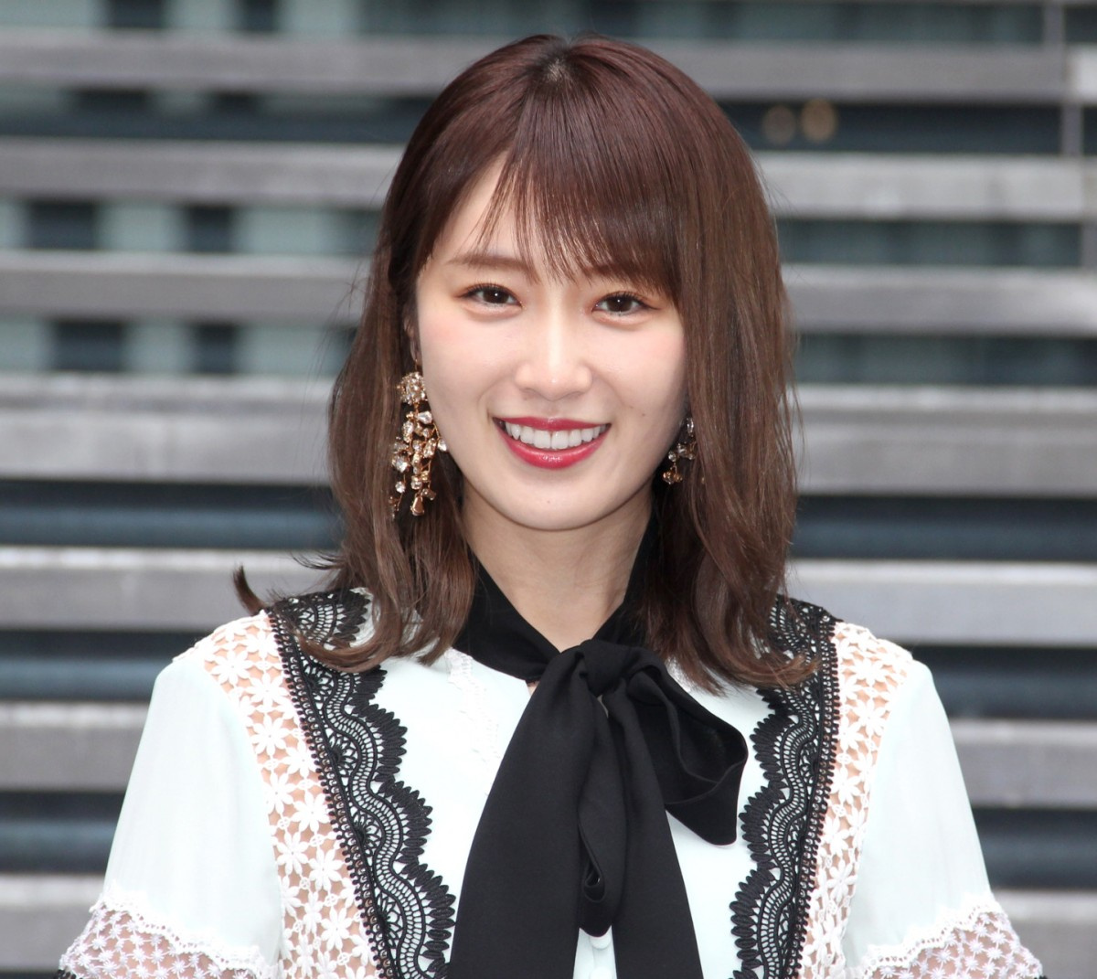 高山一実 ミニスカウェイター姿で美脚披露 お姫さま かずみんのツインテは世界で一番最強 Oricon News 高山一実 ミニスカウェイター姿で美脚披露 お姫さま かずみんのツインテは世界で一番最強 Oricon News