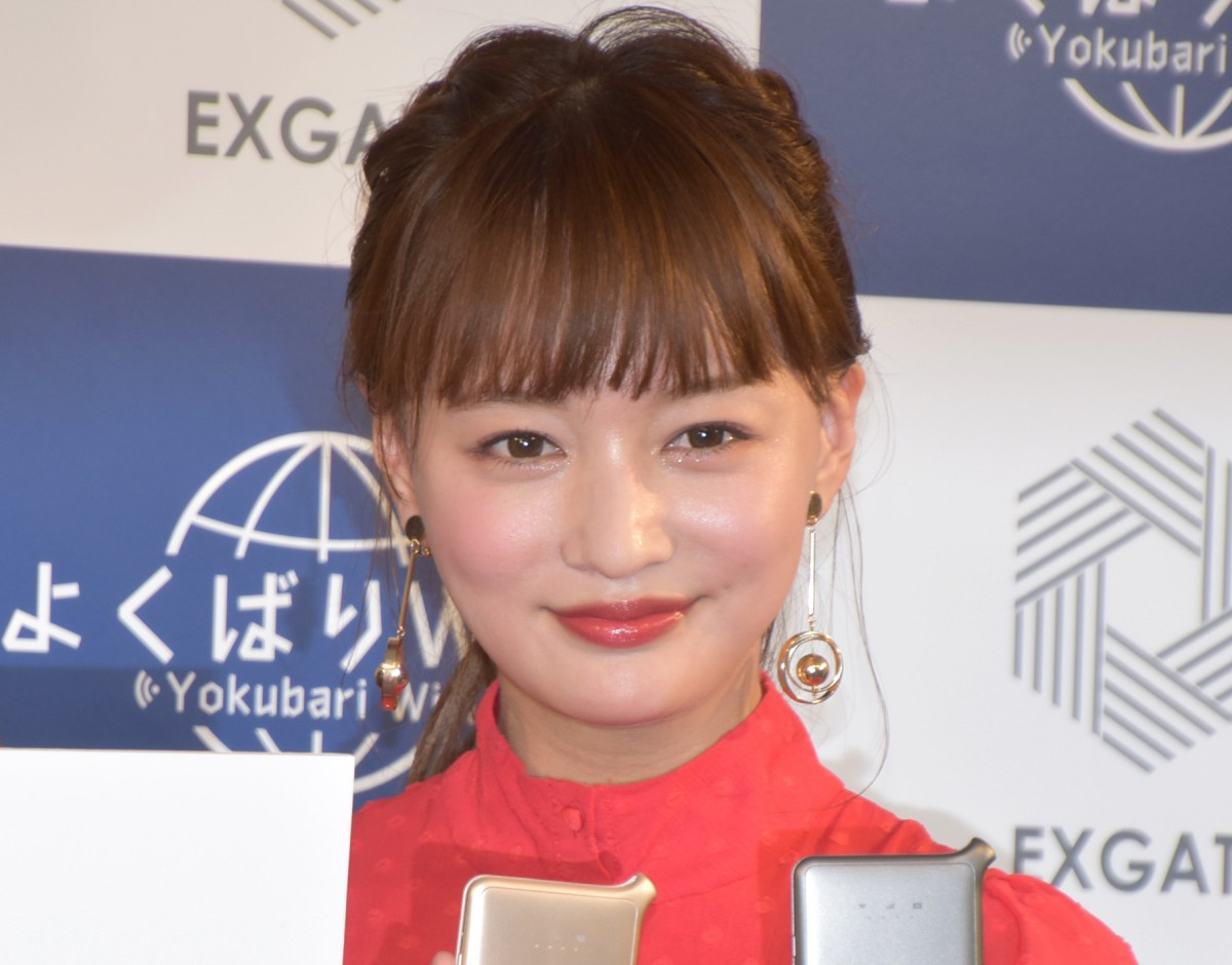 わたなべ麻衣 家族 4ショット 公開 夫婦でお顔が似てきた ほっぺ落ちそうで可愛い Oricon News