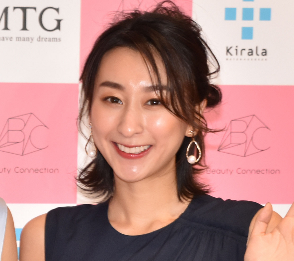 浅田舞 スリットから太もも美脚チラリ けっこう攻めている ナイスプロポーション Oricon News