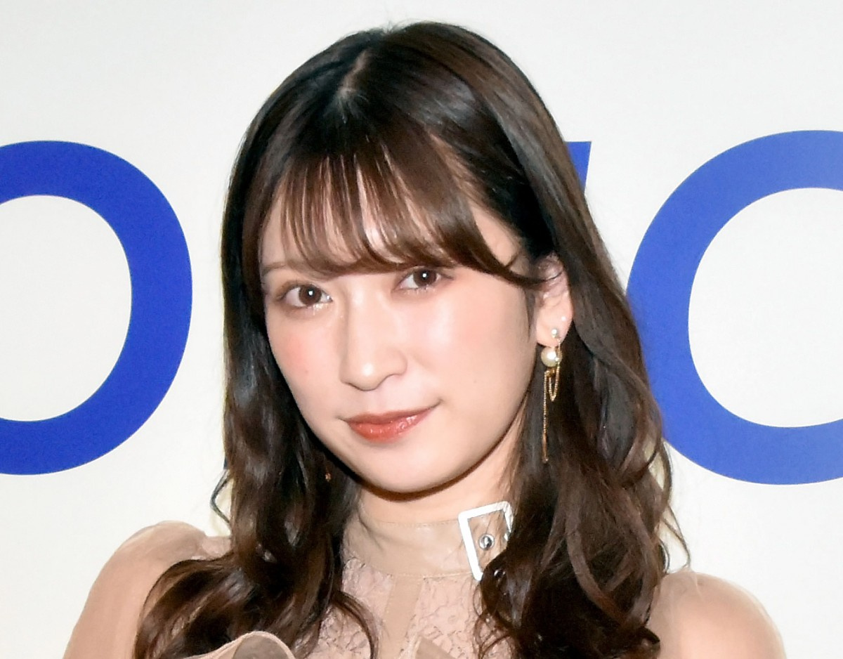吉田朱里 胸元チラリショット反響 こじはるに似てる 胸元があざとい Oricon News