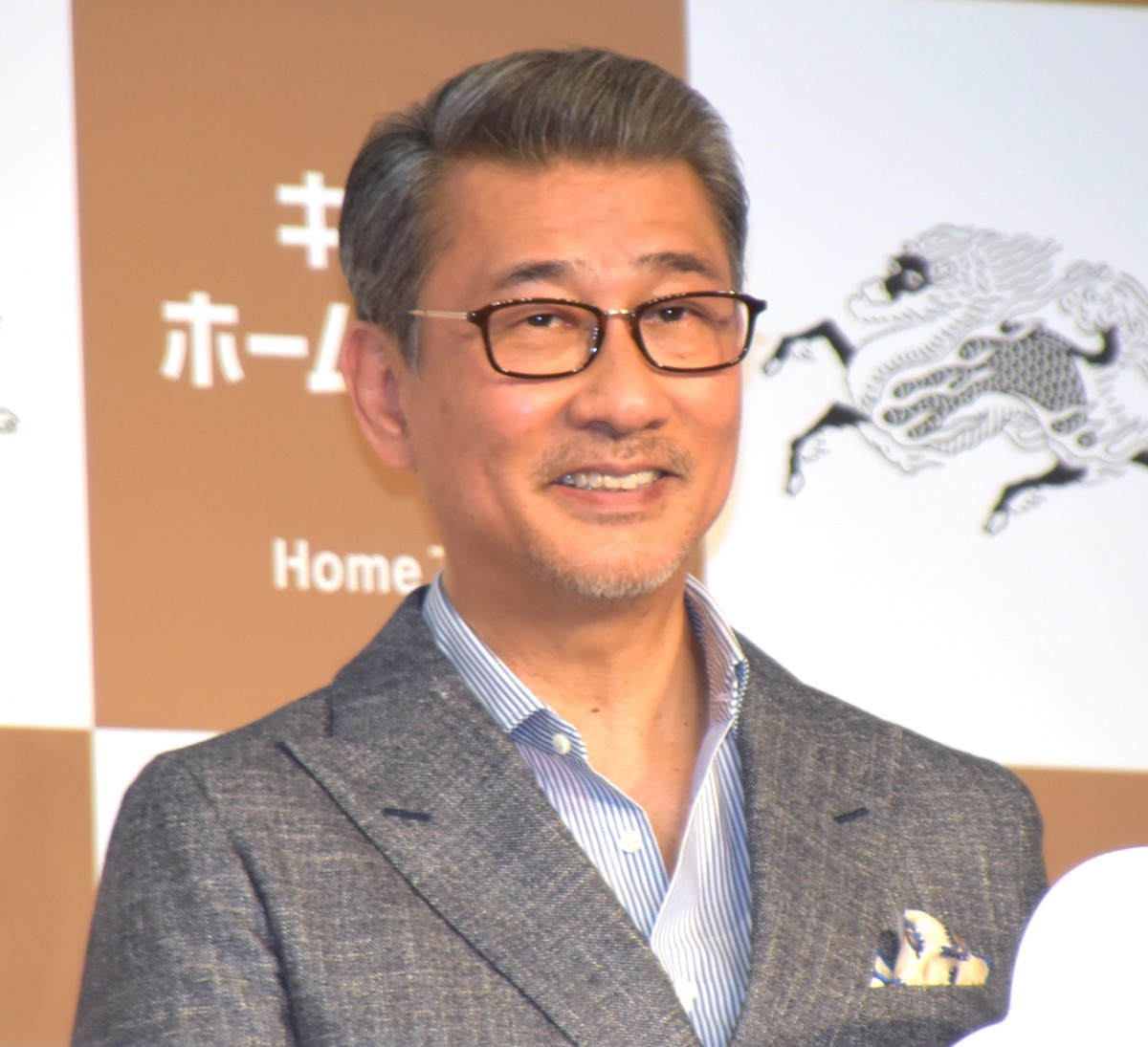 中井貴一 ホロ酔いで会見に登場 控室でビールサーブ練習し思わず一口 注ぐと飲みたくなる Oricon News 中井貴一 ホロ酔いで会見に登場 控室でビールサーブ練習し思わず一口 注ぐと飲みたくなる Oricon News