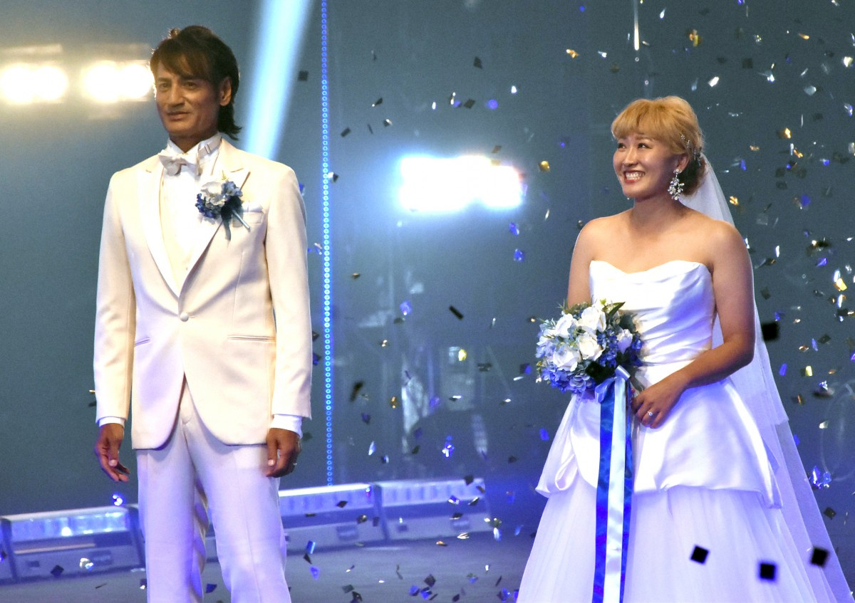 本並健治氏 丸山桂里奈 婚姻届の証人は 明石家さんま コロナ禍 が結婚後押し Oricon News 本並健治氏 丸山桂里奈 婚姻届の証人は 明石家さんま コロナ禍 が結婚後押し Oricon News