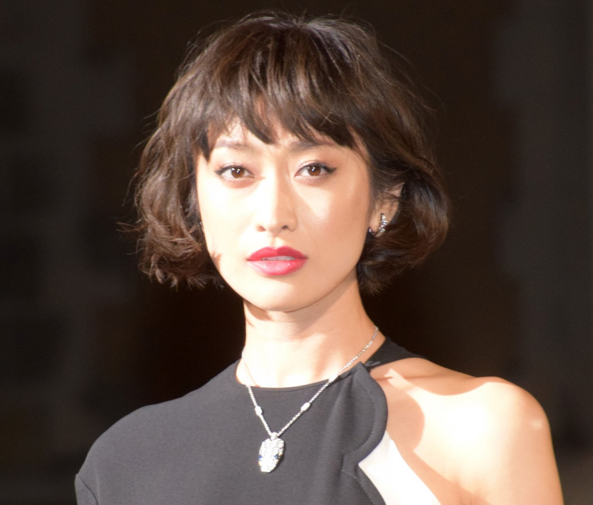 山田優 シルバーグレー髪にイメチェン イケメン 弟さんとそっくり Oricon News