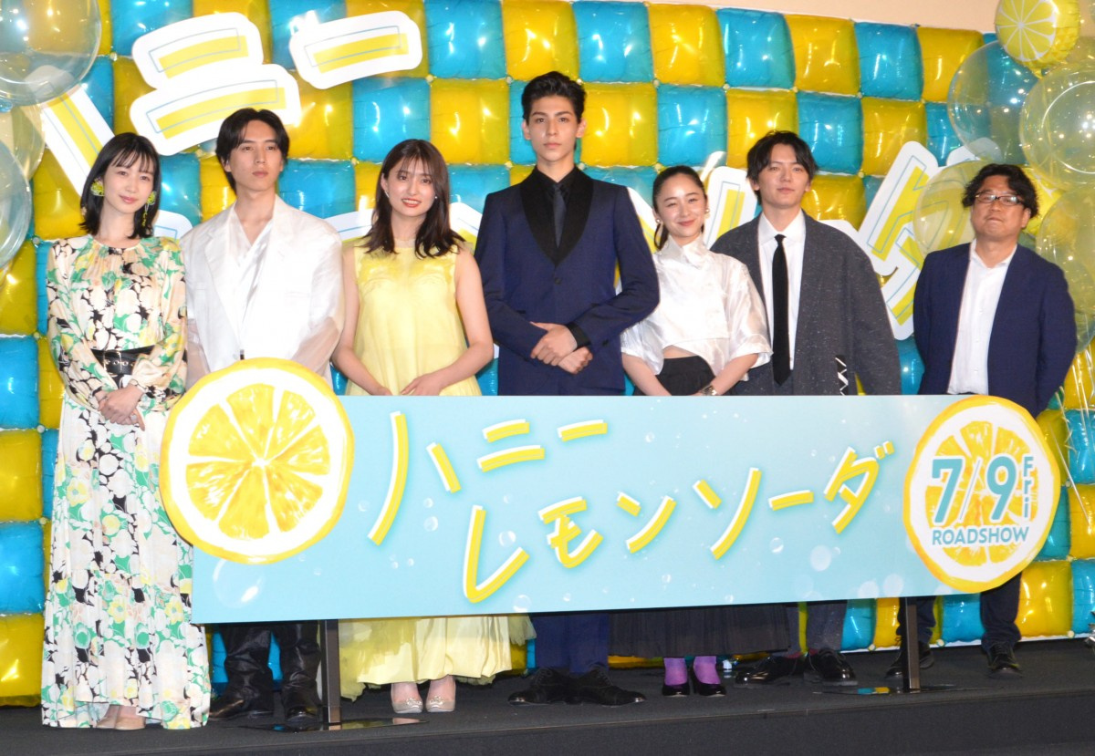 ラウール 坂東龍汰の膝の上におすわり ギャップで共演者メロメロ 身体のスキンシップ Oricon News ラウール 坂東龍汰の膝の上におすわり ギャップで共演者メロメロ 身体のスキンシップ Oricon News