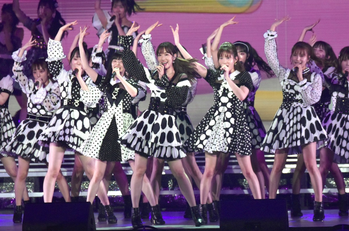 Akb48初の 48曲ノンストップ ライブ 最年長 柏木由紀が15周年ライブを演出 Oricon News