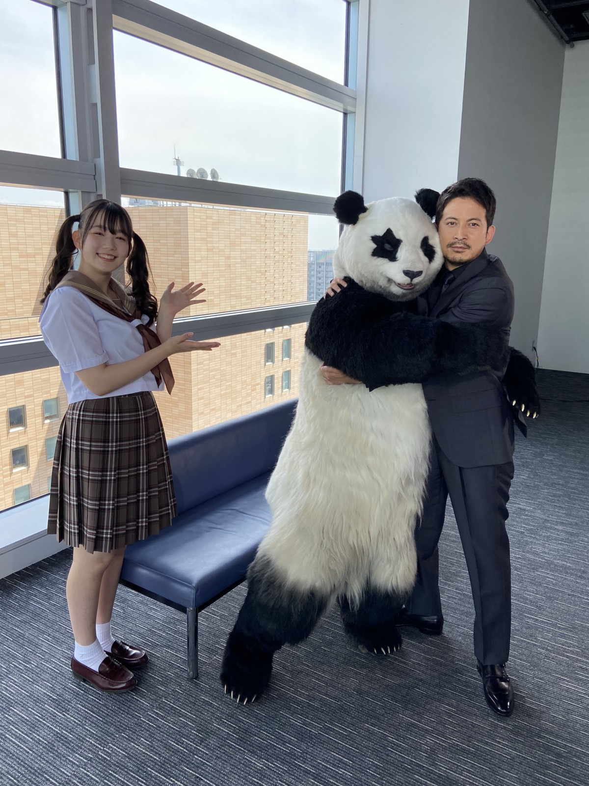 V6岡田 パンダの星星をギュッ ザ ファブル と 星星のベラベラenglish がコラボ Oricon News V6岡田 パンダの星星をギュッ ザ ファブル と 星星のベラベラenglish がコラボ Oricon News