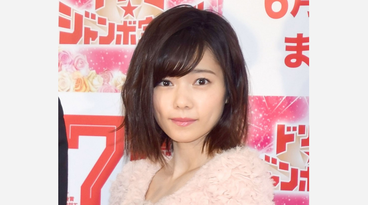 島崎遥香 ミニスカ足組ショット 男を悩殺する美脚 ちょいどや顔可愛い Oricon News