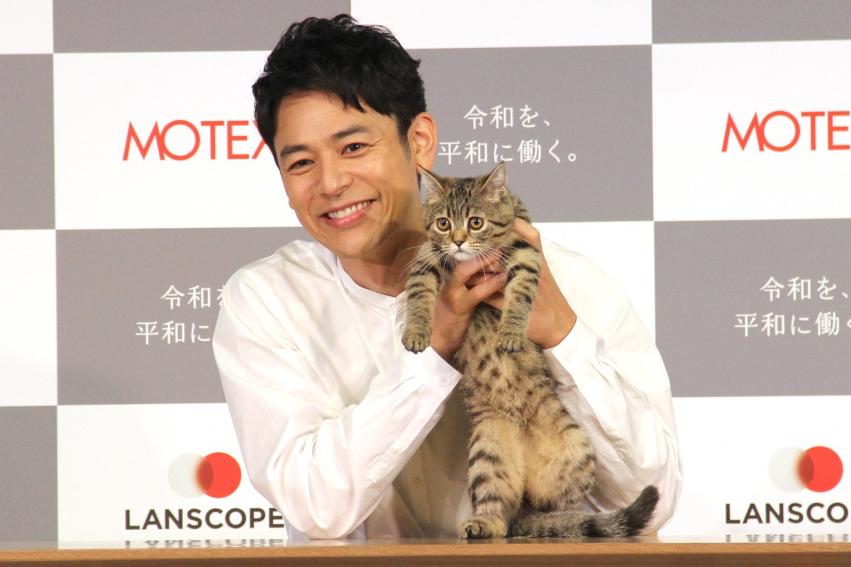 妻夫木聡 子猫からの猫パンチに赤面 猫じゃらしに無反応でタジタジ あれ Oricon News