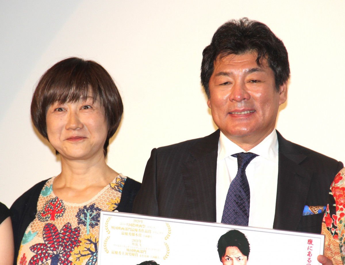 赤井英和の妻 夫をバッサリ 大根役者 花束贈呈スルーで監督へ Oricon News