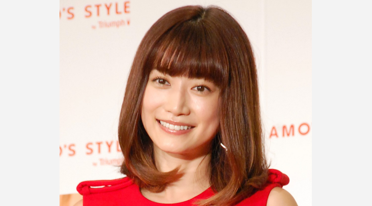 ヨンア 息子が頬にキス 愛たっぷり親子ショット公開 恋人みたい 美女と美男子 Oricon News