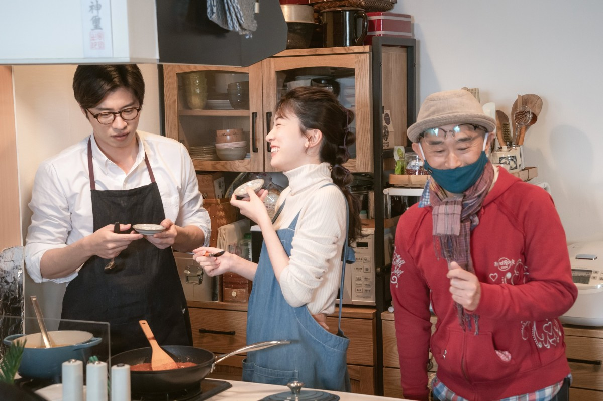 田中圭 永野芽郁 親子 で料理シーンや 旅立ちの日に 熱唱などメイキング映像解禁 Oricon News 田中圭 永野芽郁 親子 で料理シーンや 旅立ちの日に 熱唱などメイキング映像解禁 Oricon News