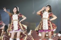 『AKB48グループ春コンinさいたまスーパーアリーナ〜思い出は全部ここに捨てていけ！〜』<br>SKE48単独公演の模様<br>（左から）松井珠理奈、松井玲奈