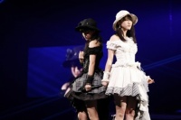 『AKB48グループ春コンinさいたまスーパーアリーナ〜思い出は全部ここに捨てていけ！〜』<br>SKE48単独公演の模様<br>「ヒグラシノコイ」を歌う（左から）東李苑、松井玲奈