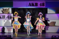 『AKB48グループ春コンinさいたまスーパーアリーナ〜思い出は全部ここに捨てていけ！〜』<br>SKE48単独公演の模様<br>「ここで一発」を歌う（左から）須田亜香里、谷真理佳、松村香織