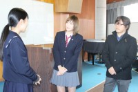 長崎女子高校をサプライズ訪問した本田翼と三木孝浩監督