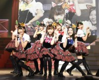 AKB48の島崎遥香ら7人が『妖怪ウォッチ』とのコラボで新ユニット「ニャーKB」を結成(C)AKS