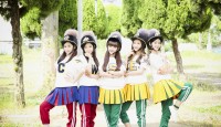 CRAYON POP、ジャージにヘルメット姿の異色グループが