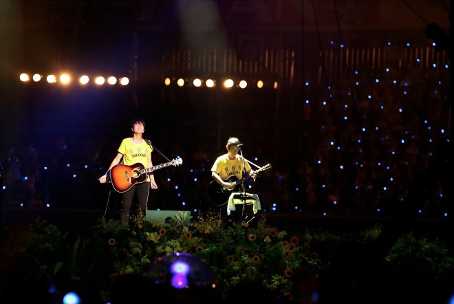 ゆず、ドラマが生まれた横浜スタジアムの弾き語りライブ！3万人で