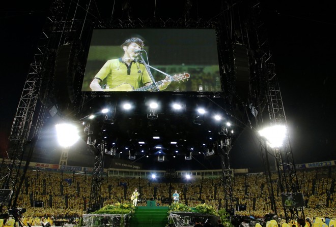 ゆず、ドラマが生まれた横浜スタジアムの弾き語りライブ！3万人で 