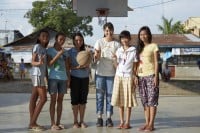 ドキュメンタリー番組『エシカルの贈りもの〜ハピネスをつくるデザイン〜』で訪れたフィリピン・パヤタス地区のバスケットコートにて